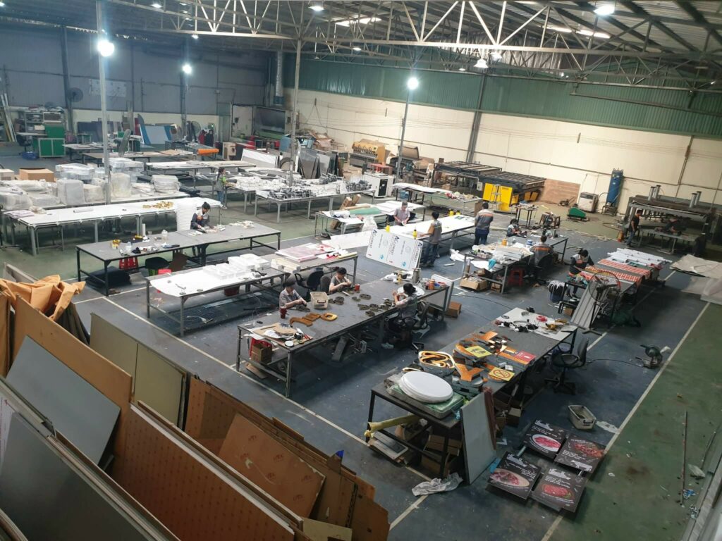 Thi Cong Bang Hieu Chu Noi In UV Xi Ma Thi Cong Bang Hieu Chu Noi In UV Xi Ma