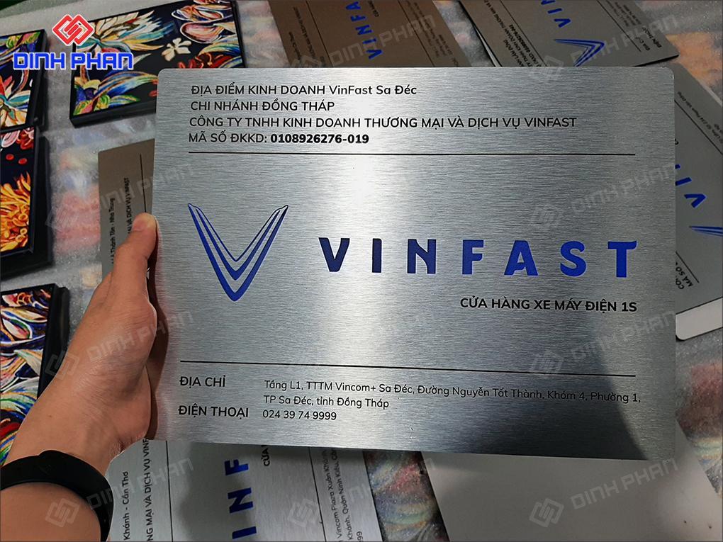 Bang hieu alu in UV truc tiep3 Bảng hiệu alu Vinfast