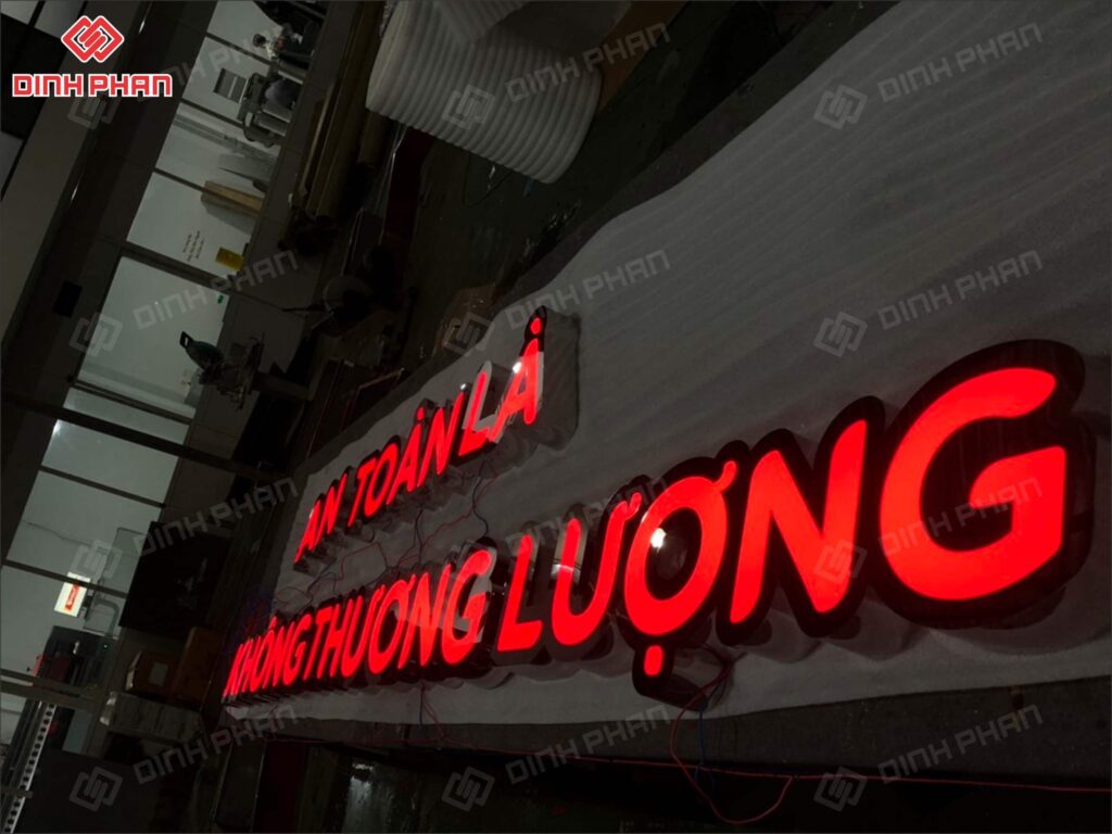 Chu inox trang mat mica 1