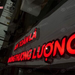 Chu inox trang mat mica 1