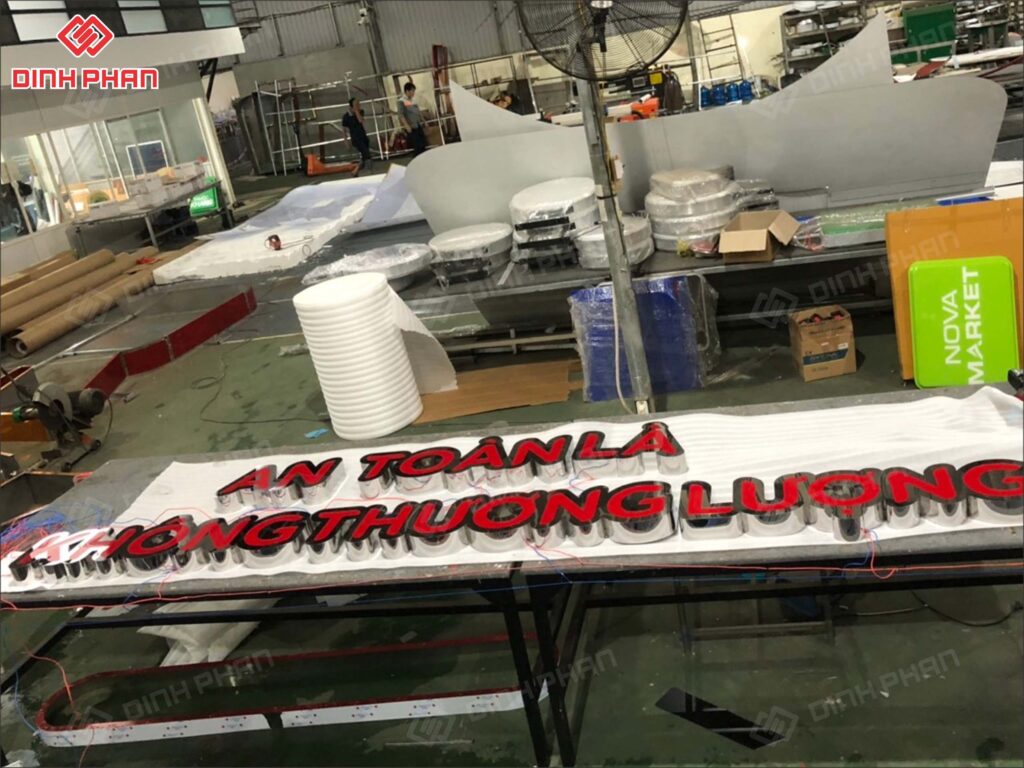 Chu inox trang mat mica 10 Bảng hiệu Chữ inox trắng mặt mica – Bảng hiệu hiện đại, sang trọng