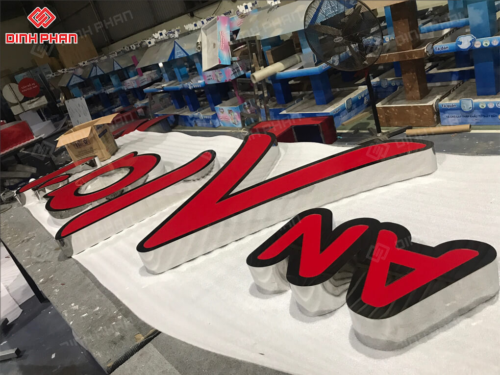 Chu inox trang mat mica 11 Bảng hiệu Chữ inox trắng mặt mica – Bảng hiệu hiện đại, sang trọng