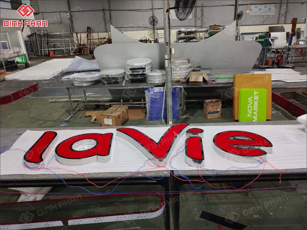 Chữ inox trắng mặt mica 