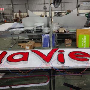 Chu inox trang mat mica 3