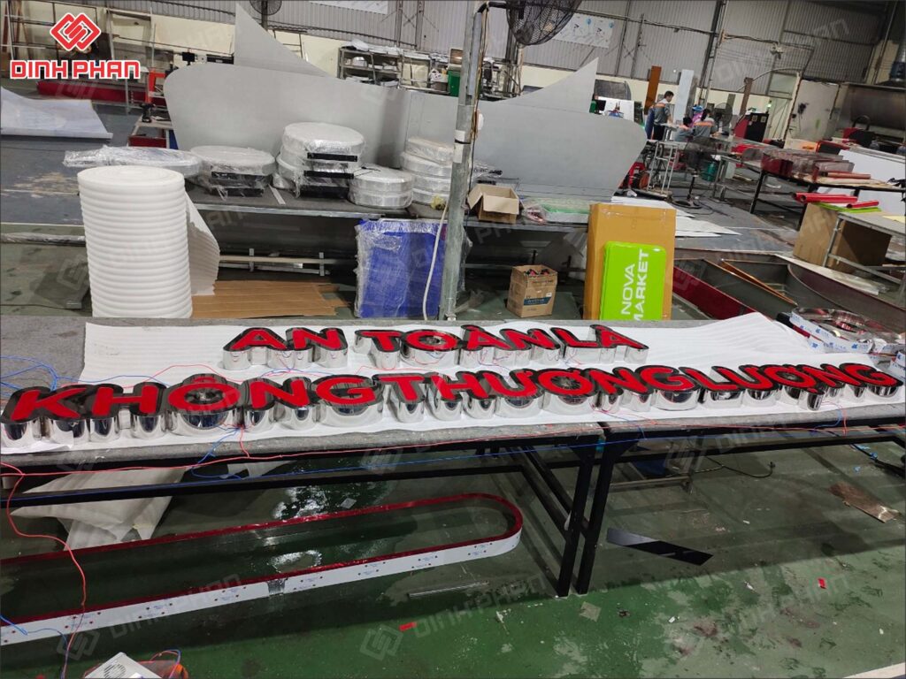 Chu inox trang mat mica 8