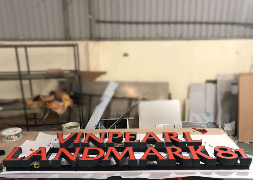 Lam bang hieu dep gia re TPHCM 1 Chữ mica chân inox đen Vinpearl