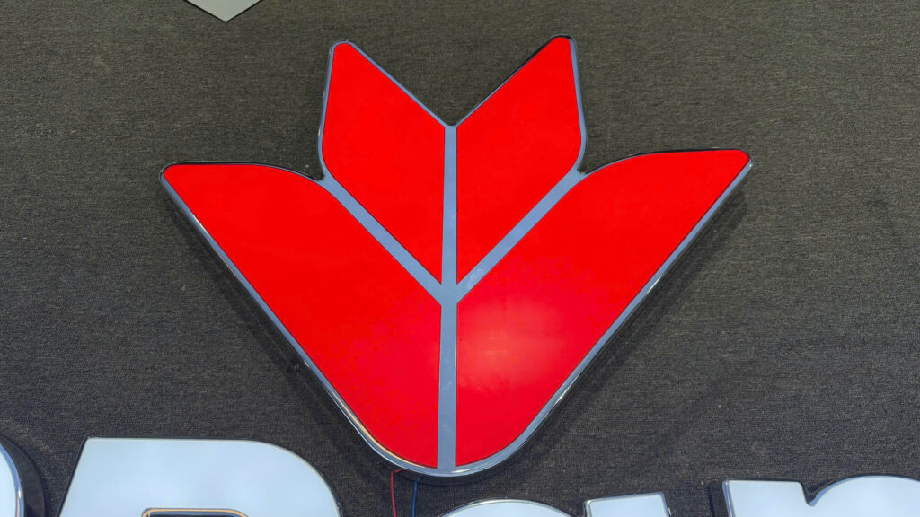 Lam bang hieu dep gia re TPHCM 14 Chữ mica chân inox khổ lớn