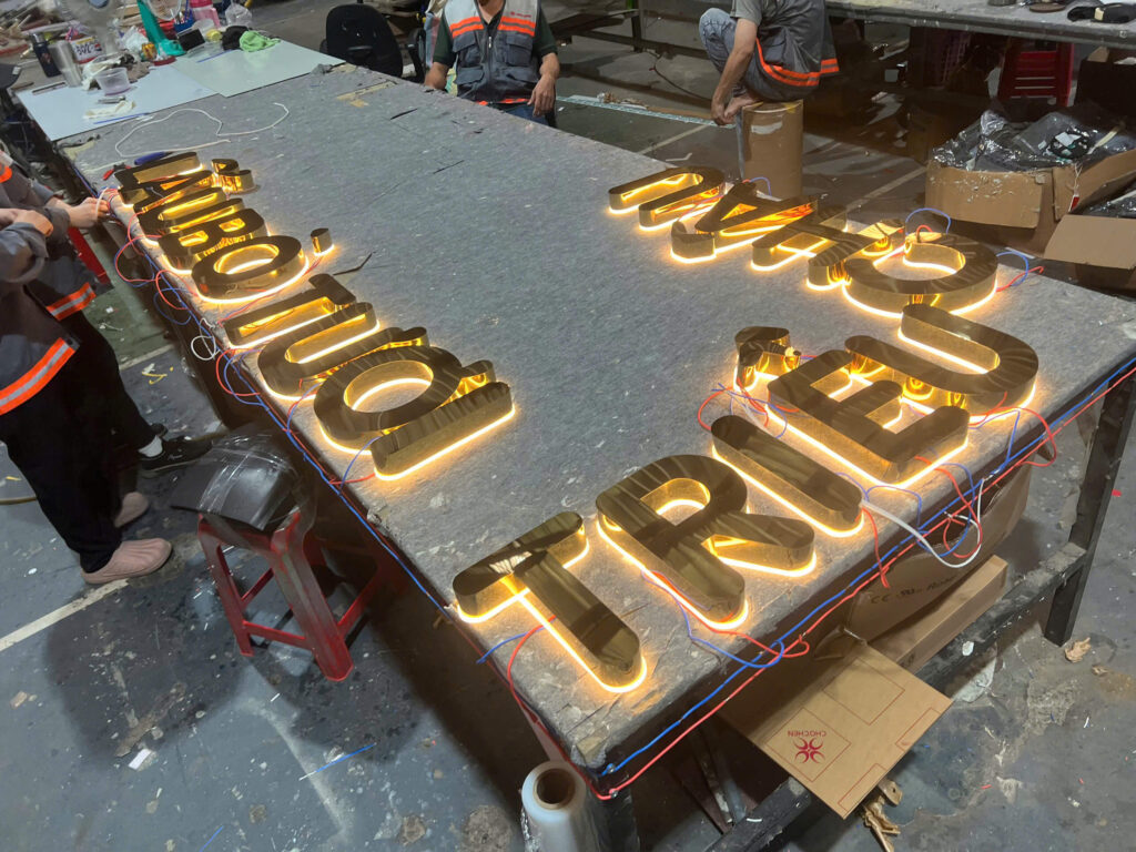 Bảng hiệu chữ inox nguyên khối