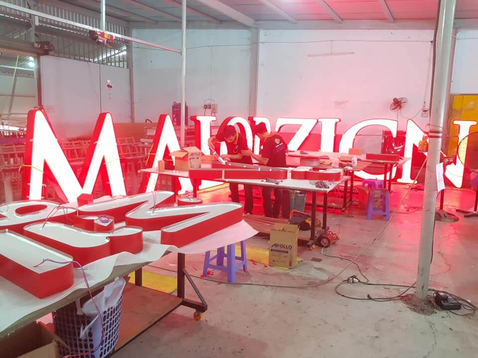 Biển hiệu chữ mica sáng đèn