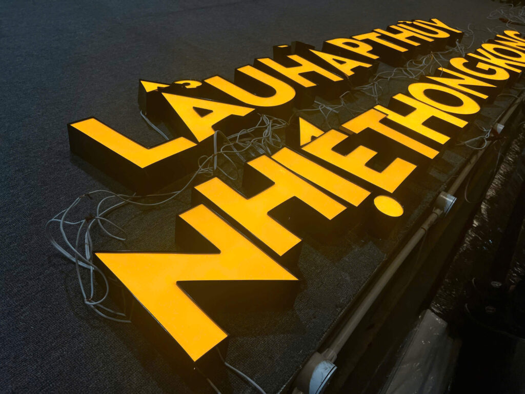 Lam bang hieu dep gia re TPHCM 22 Chữ mica chân inox sáng đèn