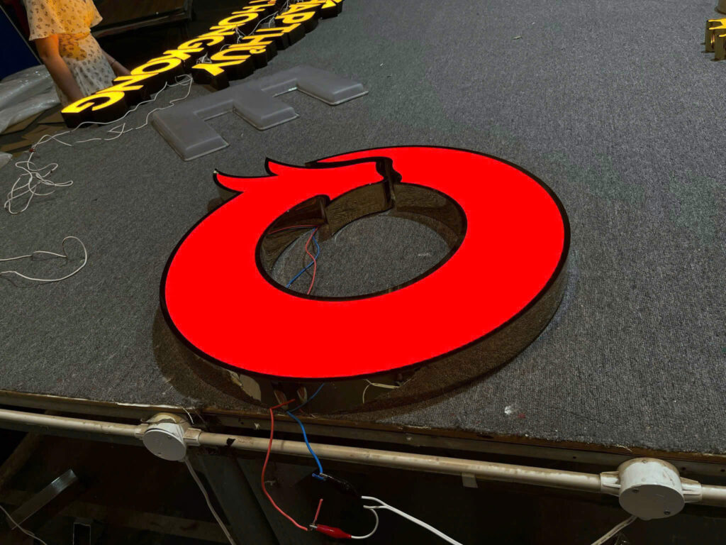 Lam bang hieu dep gia re TPHCM 25 Chữ mica đế inox vàng