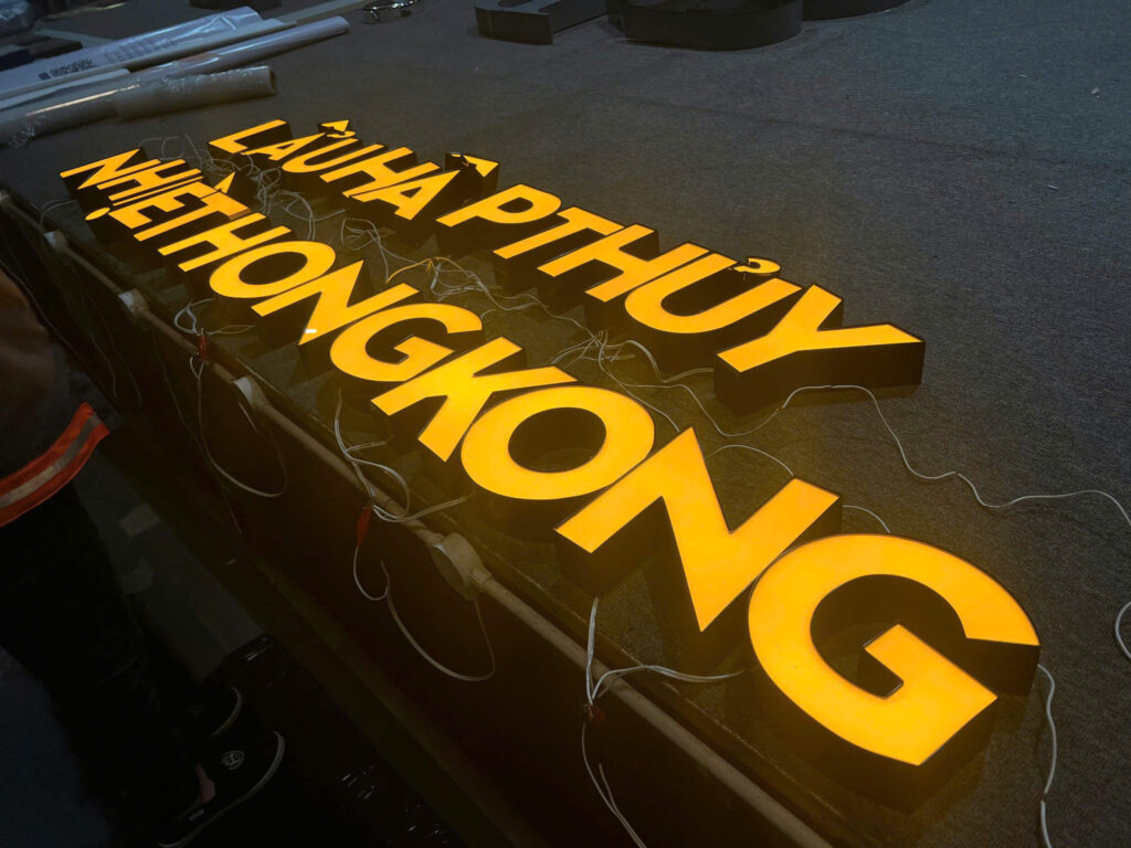 Lam bang hieu dep gia re TPHCM 26 Chữ mica chân inox