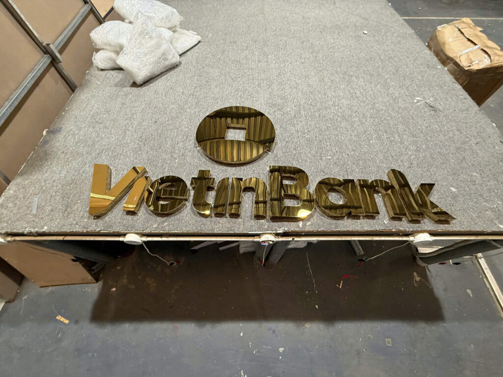 Chữ inox vàng gương nguyên khối