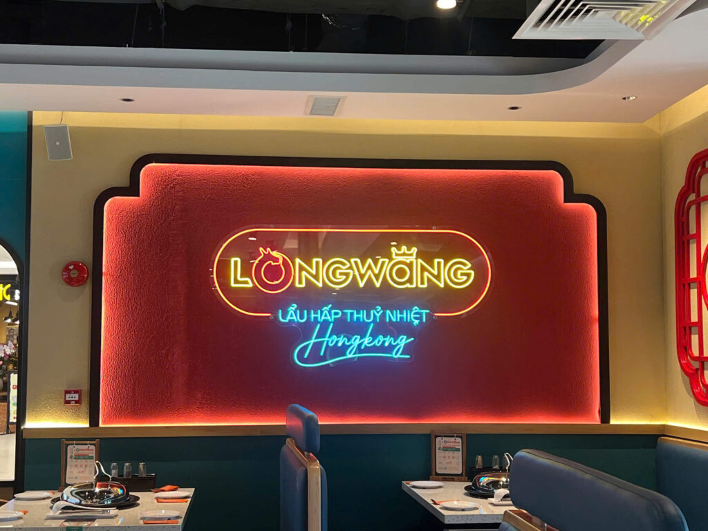 Lam bang hieu dep gia re TPHCM 29 Bảng hiệu chữ mica đế inox sáng chân Longwang