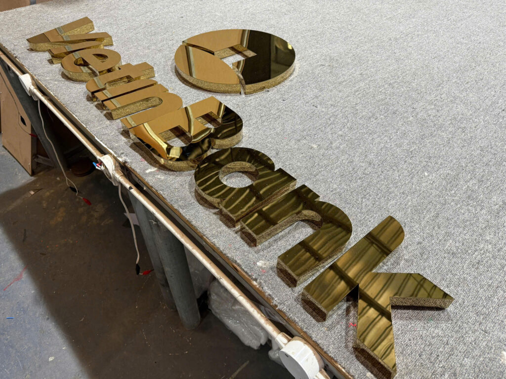 Lam bang hieu dep gia re TPHCM 30 Chữ inox vàng nguyên khối