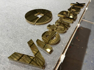 lam bang hieu quang cao chu inox