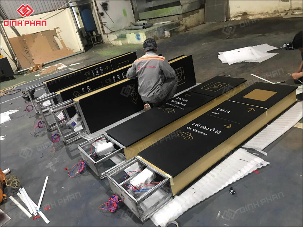 Biển hiệu in uv chân sắt