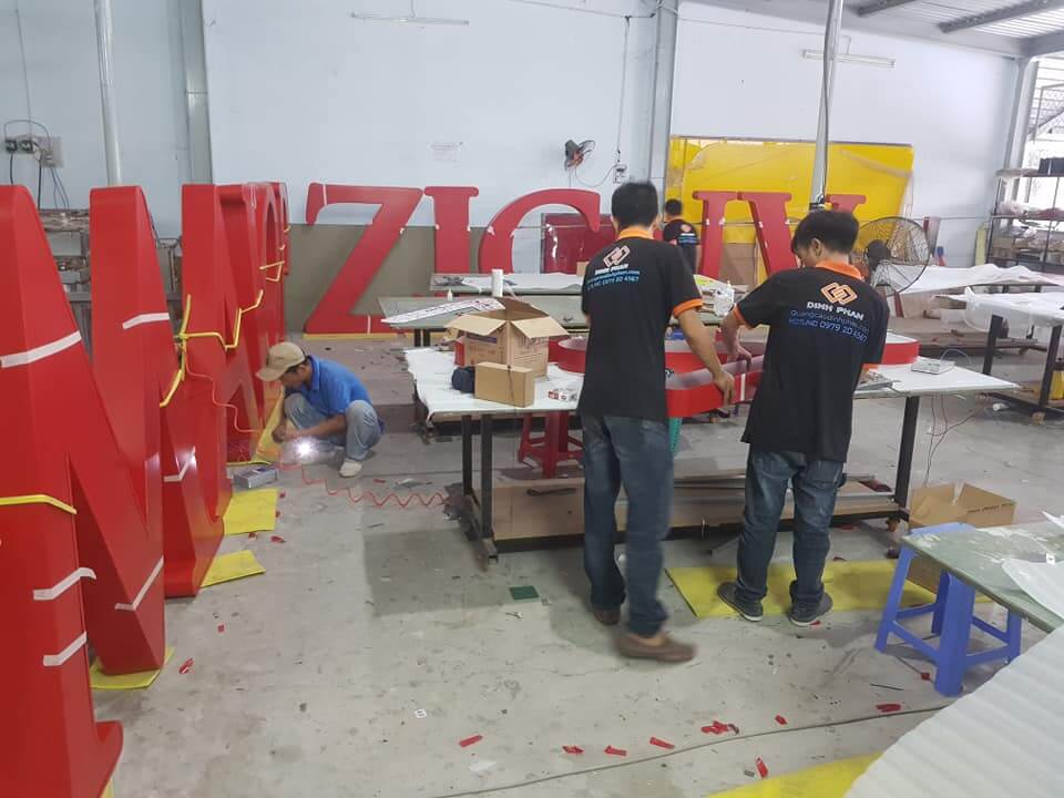 Làm Bảng Hiệu Quảng Cáo Mica