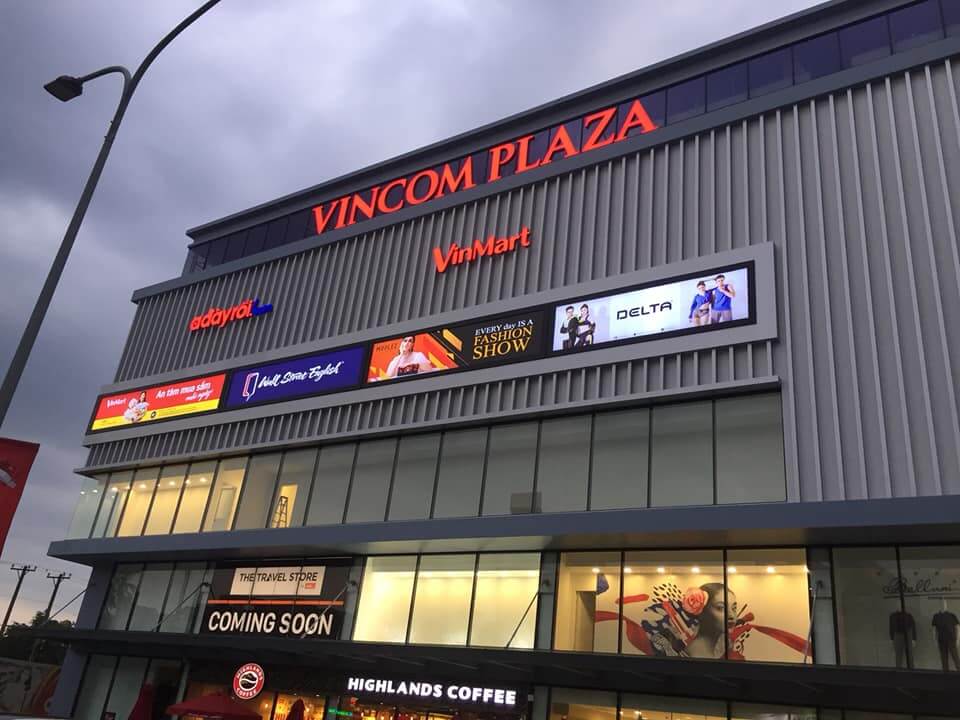 Bảng hiệu mặt dựng Vincom Plaza