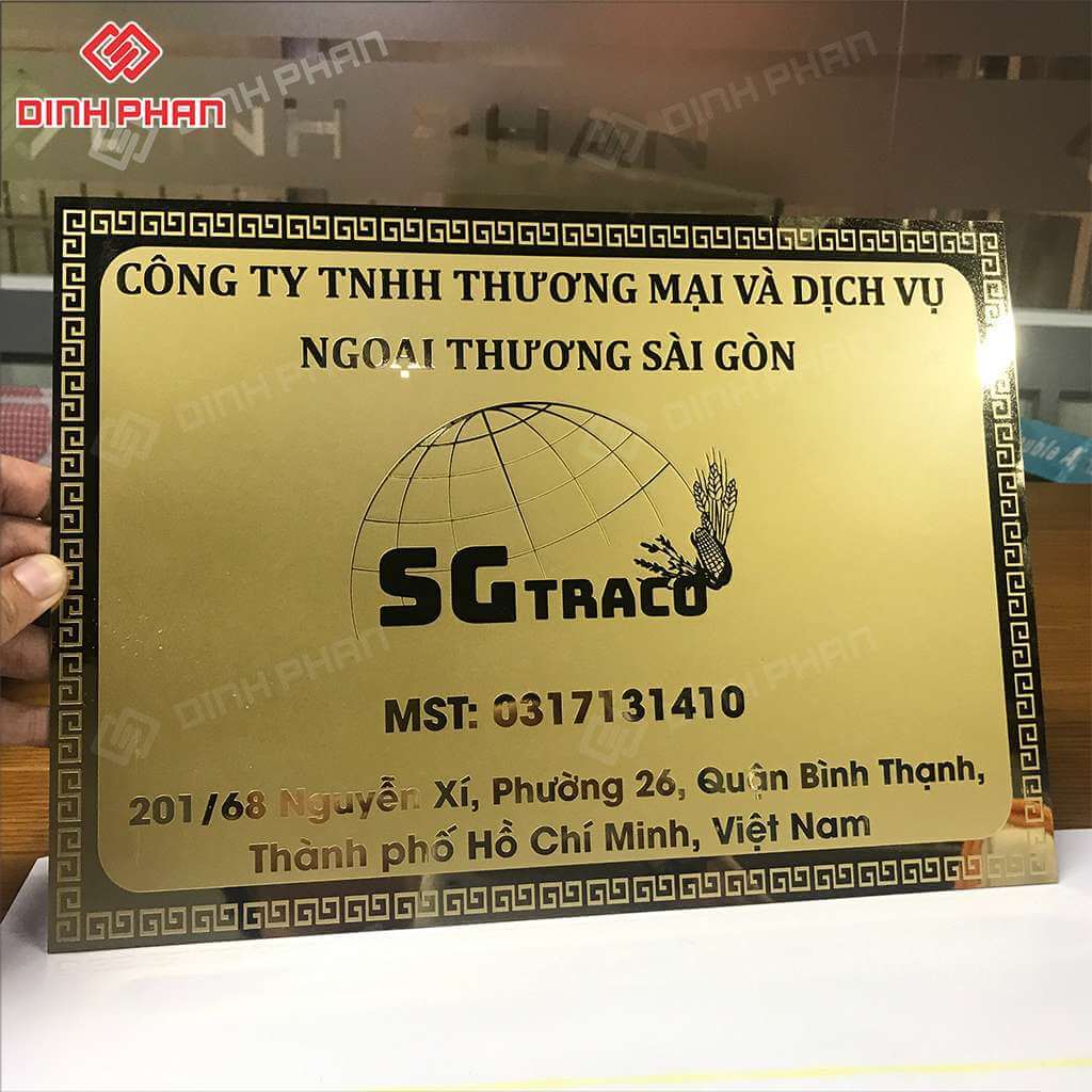 Mẫu bảng hiệu mica vàng chữ đen đẹp