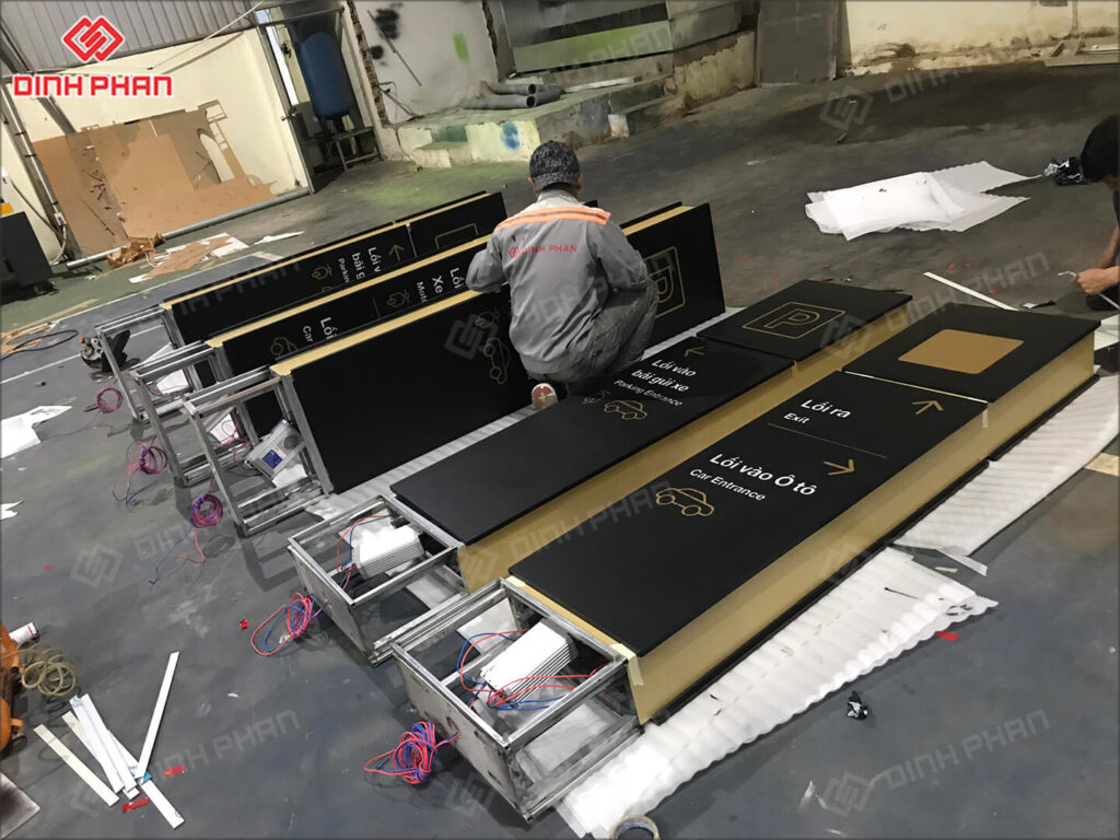 bien chi dan 11 Dịch vụ làm biển hiệu đứng uy tín giá rẻ tại TPHCM