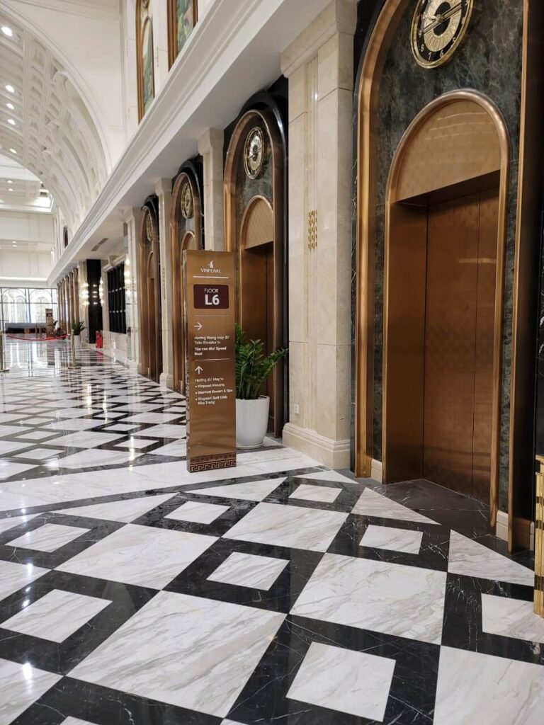 bien chi dan 2 Dịch vụ làm biển hiệu đứng uy tín giá rẻ tại TPHCM