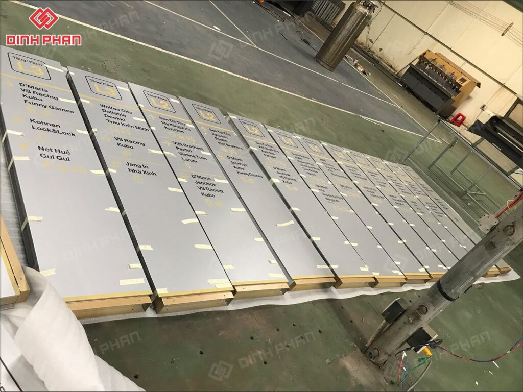 bien chi dan 4 Dịch vụ làm biển hiệu đứng uy tín giá rẻ tại TPHCM