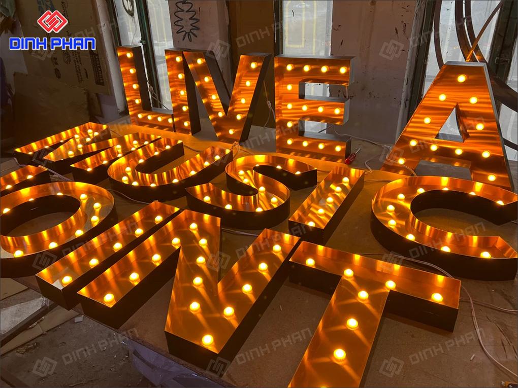 chu inox den led Chữ Inox Đục Lỗ Hắt Sáng