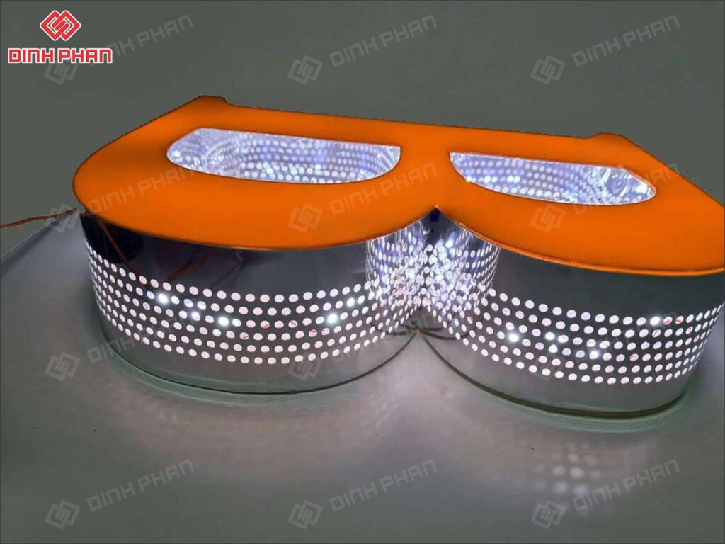 chu inox long mat mica khoet lo chan 02