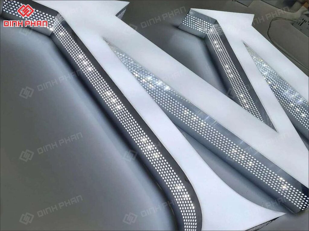 chu inox long mat mica khoet lo chan 03