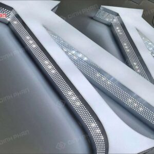 chu inox long mat mica khoet lo chan 03