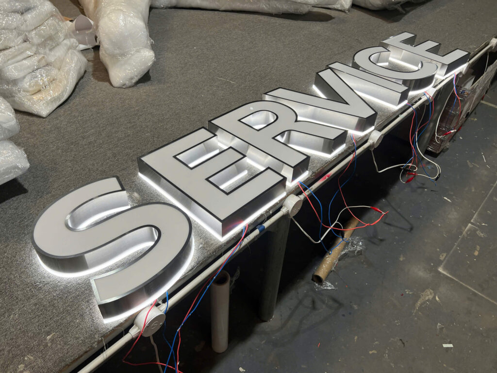 chu inox mat mica 3 Làm Bảng Hiệu Chữ Inox Mặt Mica Cao Cấp