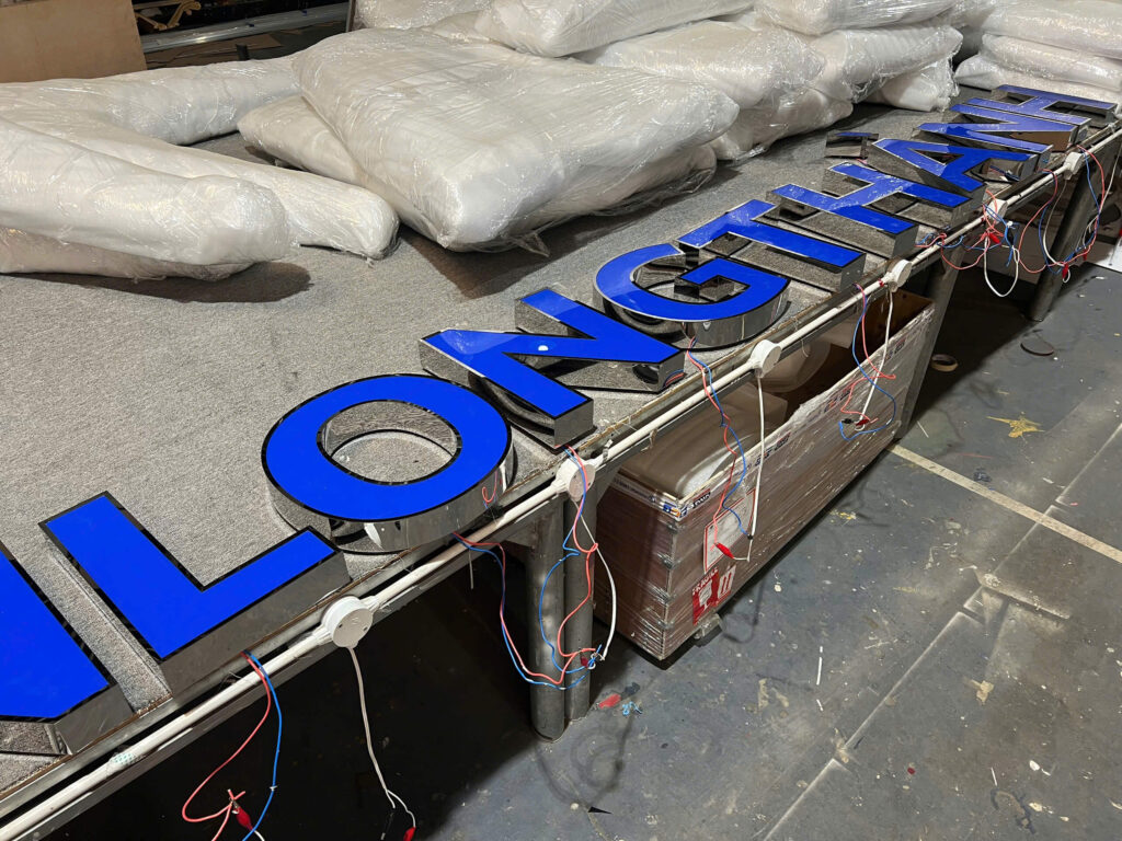 chu inox mat mica 5 Làm bảng hiệu Chữ Inox Mặt Mica Sáng Chân