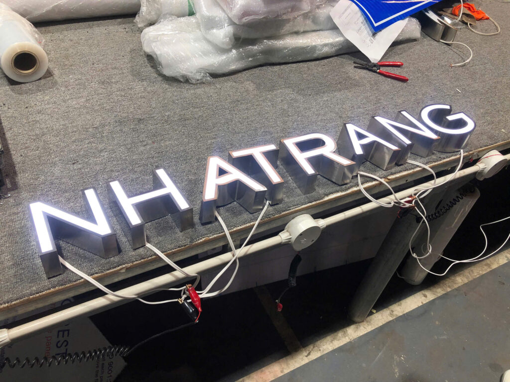 chu inox mat mica 6 Làm bảng hiệu Chữ Inox Mặt Mica Sáng Chân