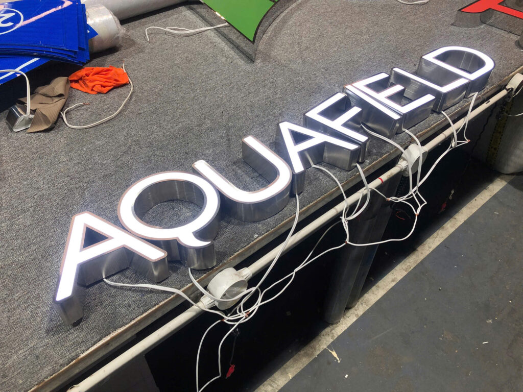 chu inox mat mica 7 Làm bảng hiệu Chữ Inox Mặt Mica Sáng Chân