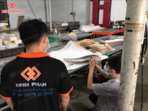 chu inox mat mica hut noi 1