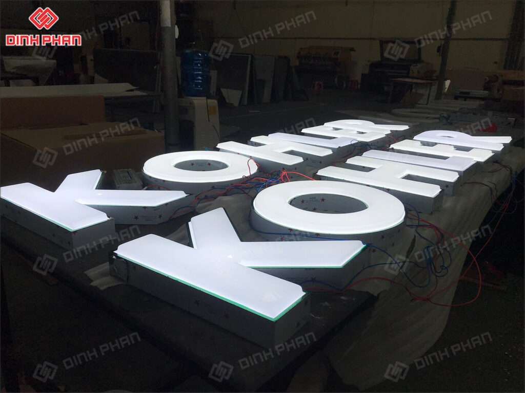 chu inox mat mica hut noi 12 Làm bảng hiệu chữ mica hút nổi đế inox