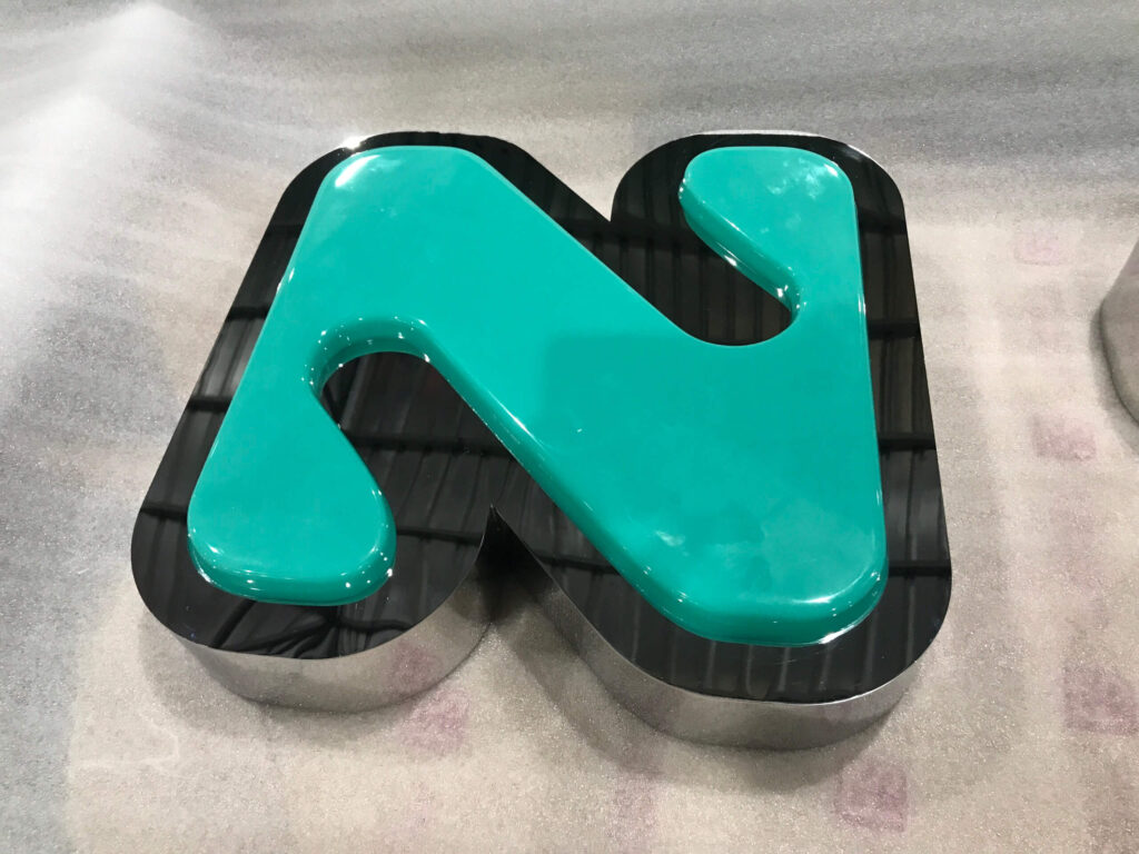 chu inox mat mica hut noi 13