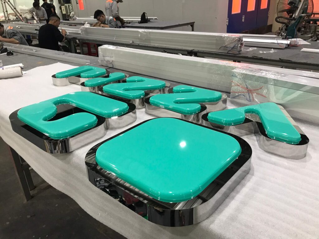 chu inox mat mica hut noi 19 Làm bảng hiệu chữ mica đế inox