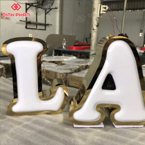 chu inox mat mica hut noi 2