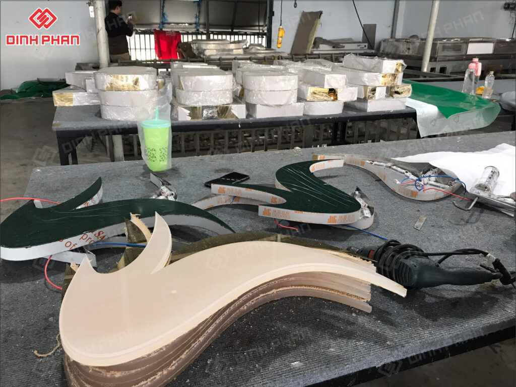 Chữ Inox Mặt Mica Hút Nổi Cao Cấp | Gia Công Chữ Inox 3D Sắc Nét