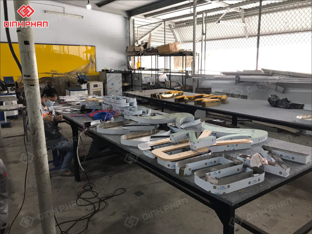 Chữ Inox Mặt Mica Hút Nổi Cao Cấp | Gia Công Chữ Inox 3D Sắc Nét