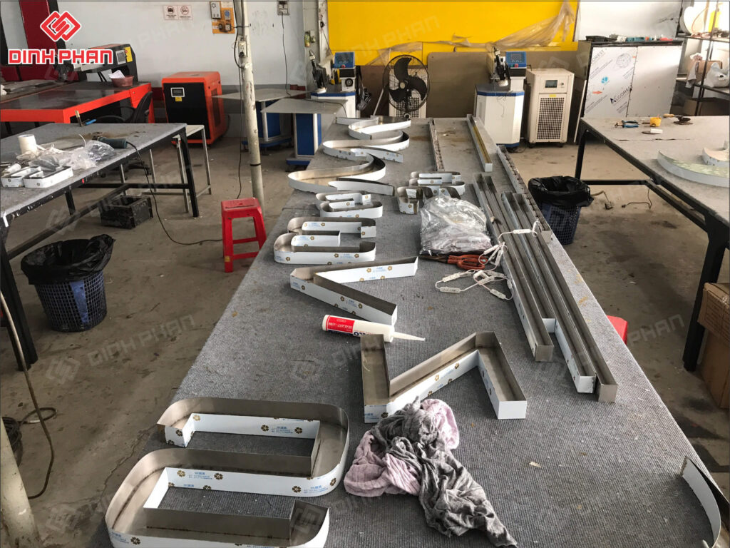 Chữ Inox Mặt Mica Hút Nổi Cao Cấp | Gia Công Chữ Inox 3D Sắc Nét