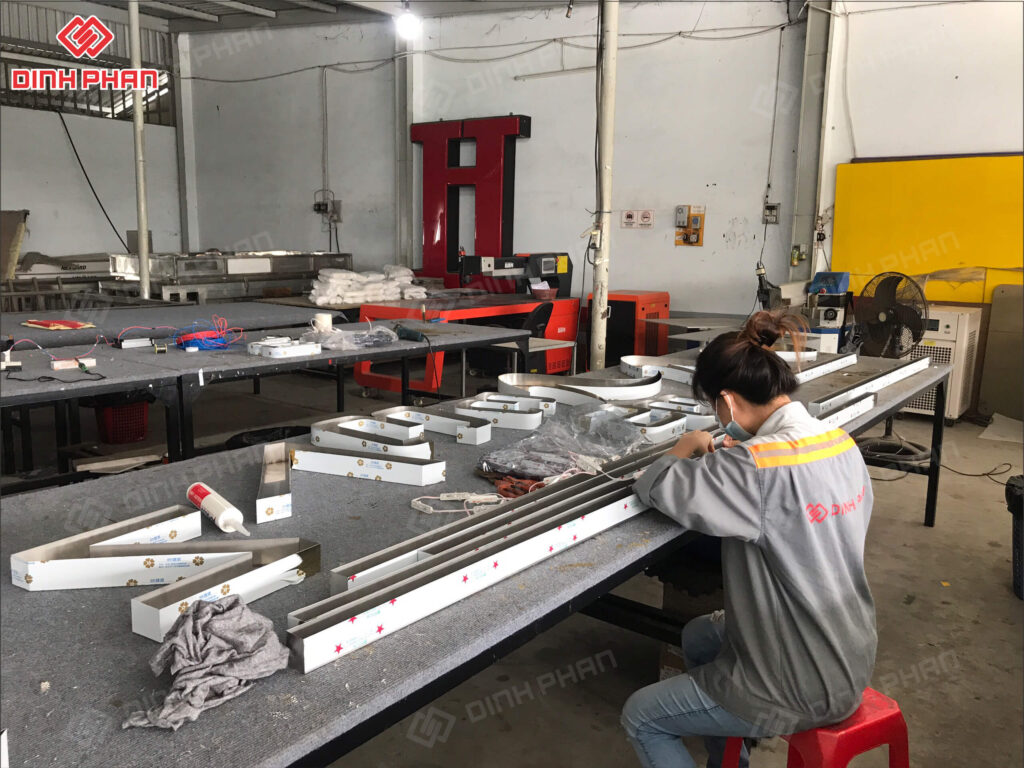 Chữ Inox Mặt Mica Hút Nổi Cao Cấp | Gia Công Chữ Inox 3D Sắc Nét