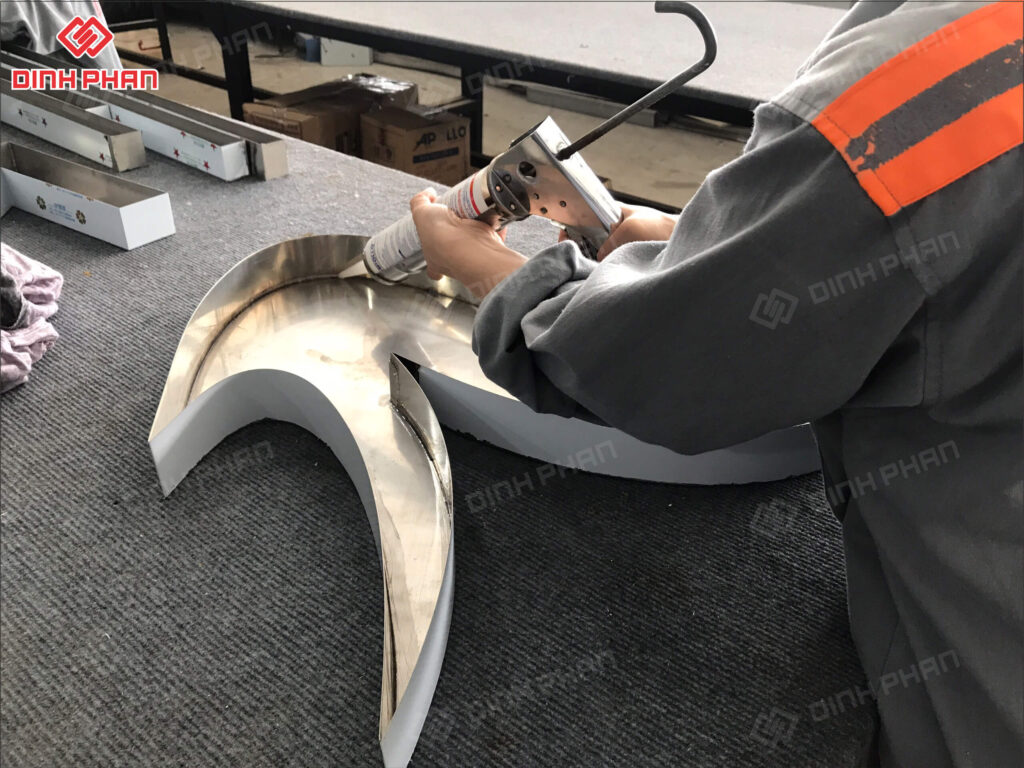 Chữ Inox Mặt Mica Hút Nổi Cao Cấp | Gia Công Chữ Inox 3D Sắc Nét