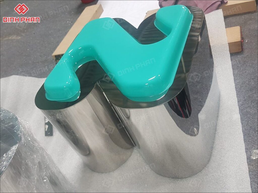 chu inox mat mica hut noi 27