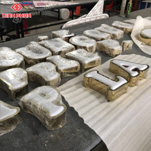 chu inox mat mica hut noi 3