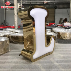 chu inox mat mica hut noi 4