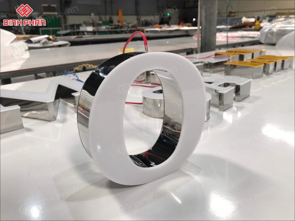 chu inox mat mica khong vien 1