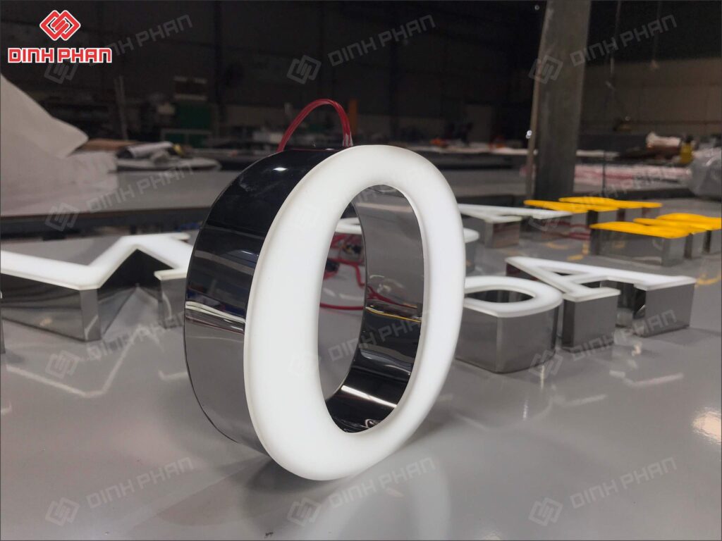 chu inox mat mica khong vien 3